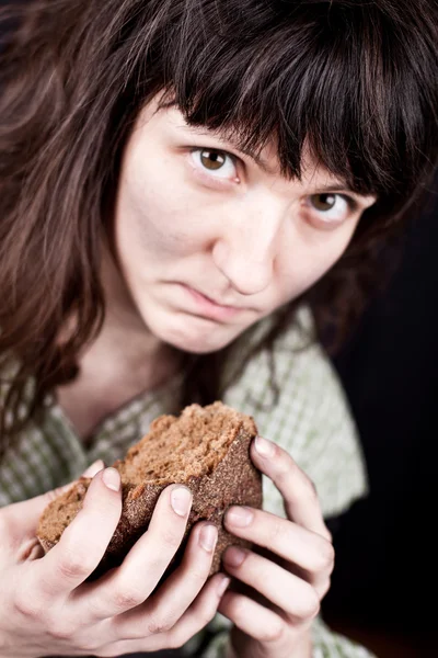 Mujer mendiga con un pedazo de pan — Foto de Stock