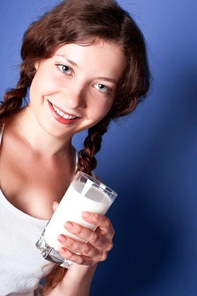Женщина, наслаждающаяся стаканом молока — стоковое фото