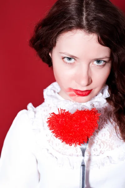 Mujer con corazón rojo en un tenedor — Foto de Stock