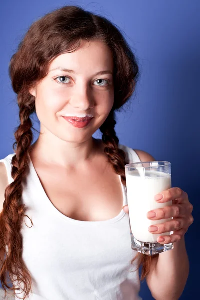 Jovem mulher desfrutando de um leite de vidro — Fotografia de Stock