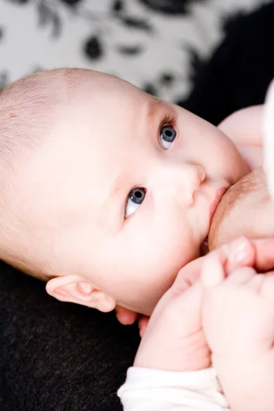 婴儿在母亲怀中吃奶附近 — 图库照片