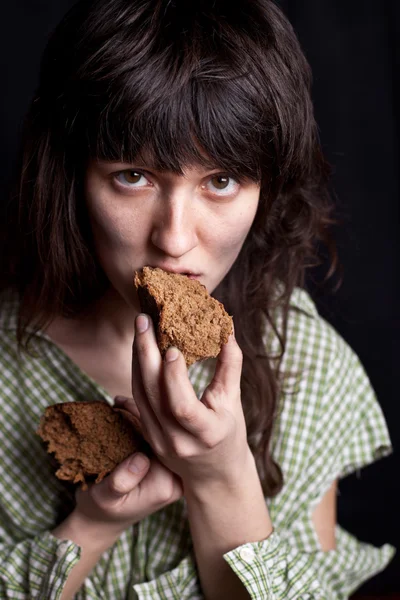 Mujer mendiga comiendo pan — Foto de Stock