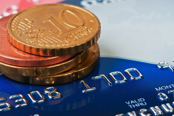 Кредитные карточки и монеты евро цент . — стоковое фото