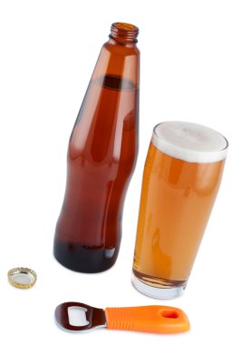 şişe açacağı ve cam şişe bira.