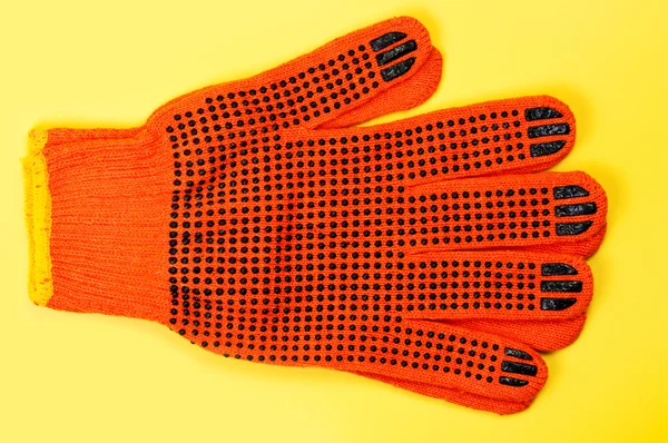 Γάντια εργασίας που απομονώνονται σε κίτρινο φόντο. — Φωτογραφία Αρχείου