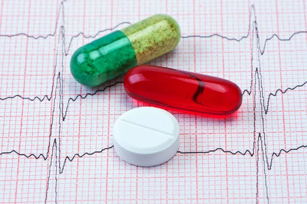 Comprimidos y cápsulas para cardiograma cardiaco . — Foto de Stock