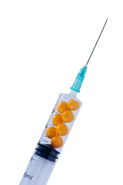 Jeringa con pastillas aisladas en blanco . — Foto de Stock
