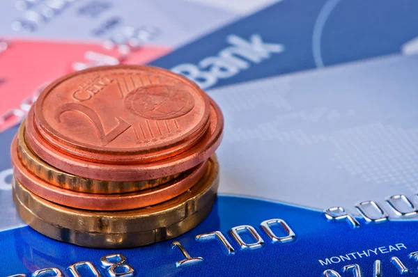 Куча монет евроцентов и кредитных карт . — стоковое фото