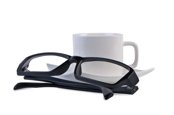 Γυαλιά και φλιτζάνι καφέ που απομονώνονται σε λευκό φόντο. — 图库照片