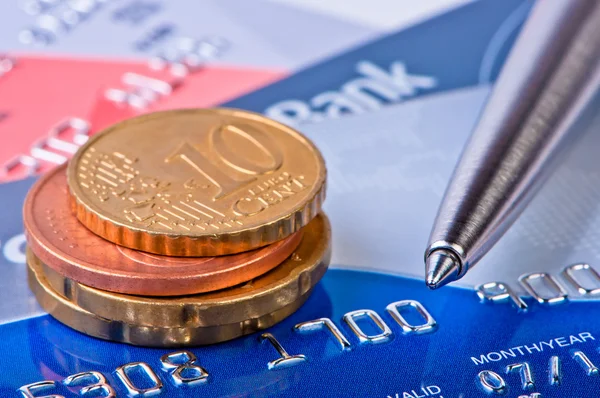 Монеты евроцентов, кредитные карты и ручка . — стоковое фото
