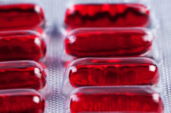 Pillole rosse in imballaggio da vicino . — Foto Stock