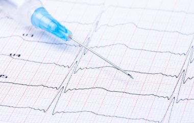 EKG üzerinde şırınga.