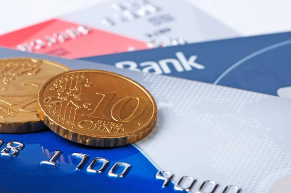 Кредитные карточки и монеты евро . — стоковое фото