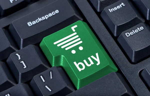 Компьютерная клавиатура с зеленой клавишей купить, интернет торговая концепция . — стоковое фото