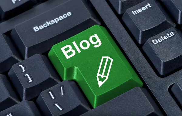 Blog botón verde ordenador con lápiz, concepto de Internet . — Foto de Stock