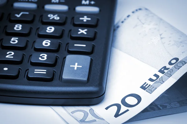 Kalkulačka a euro peníze. — Stock fotografie