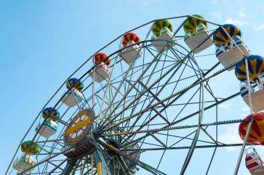 gökyüzü karşı görünüm aşağıdan Ferris wheel.