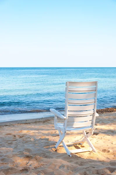 Kursi di pantai pasir. Konsep untuk istirahat, relaksasi, resor . — Stok Foto