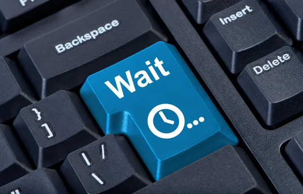 Teclado esperar teclado do computador com ícone do relógio . — Fotografia de Stock