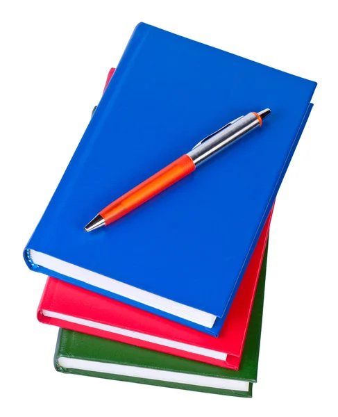 Bücherstapel mit Stift isoliert auf weißem Hintergrund. — Stockfoto