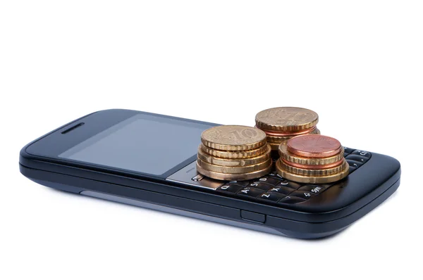 Мобільний телефон з монетами. Концепція оплати та заощаджень . — стокове фото
