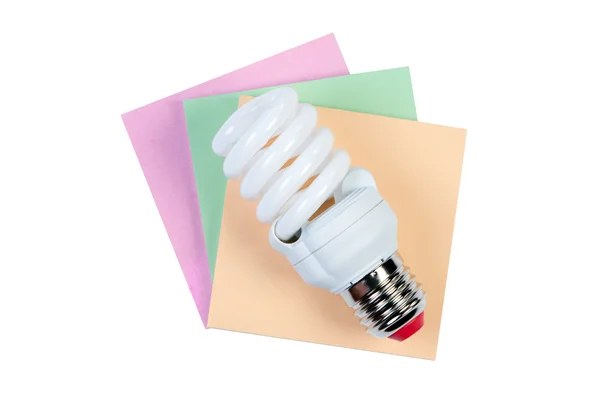 Энергосберегающие лампы и цветные наклейки изолированы на белой обратной стороне — стоковое фото