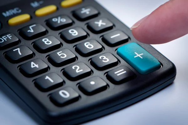 Kalkulačka s detailním prst. — Stock fotografie