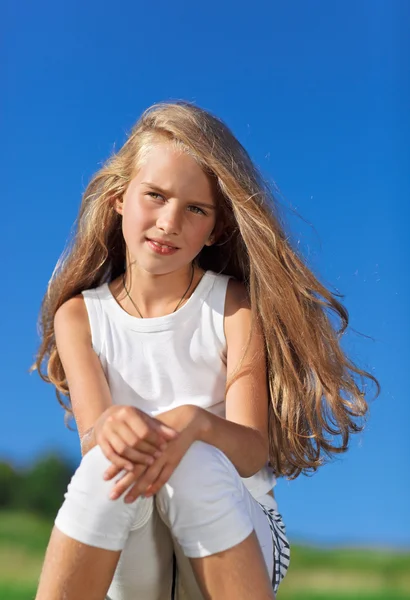Linda niña con pelo largo rubio retrato al aire libre en frente — Foto de Stock
