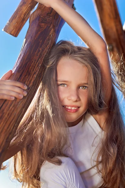 Cute little girl with blond long hair playing on wooden chain sw — Stock Photo, Image