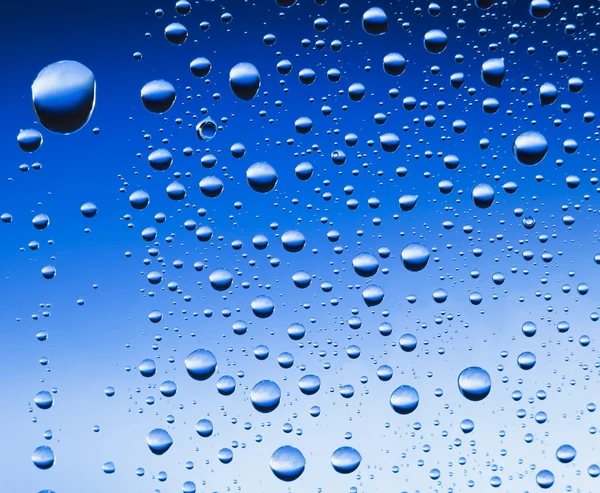 Abstracto translúcido gotas de agua de fondo, vista macro — Foto de Stock