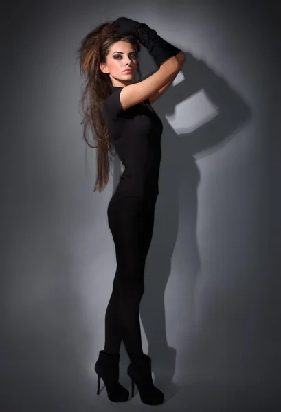 Uzun tüyleri olan genç ince seksi Bayan siyah Kombi d giyinmiş — Stok fotoğraf