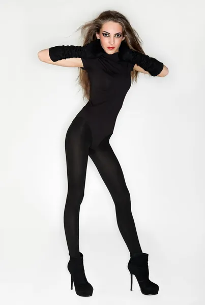 Giovane bella donna in abito combi nero e guanti di velluto alcol — Foto Stock