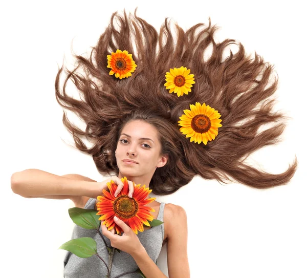 散乱の長い毛と太陽と若い美しいブルネットの女性 — ストック写真