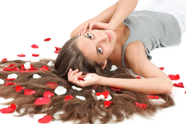 Jonge mooie brunette vrouw met verspreide lange haren en ros — Stockfoto