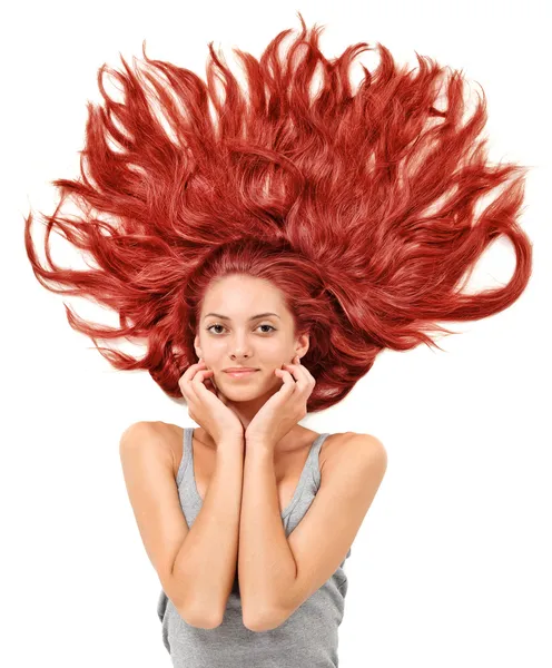 Fiatal gyönyörű vörös hajú nő szétszórt hosszú szőrszálak — Stock Fotó