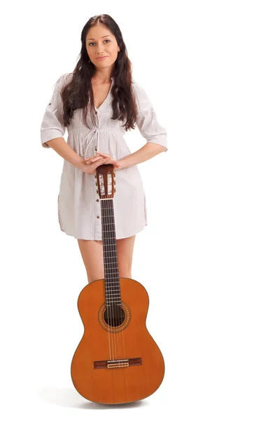 Gyönyörű fiatal barna hölgy akusztikus gui fehér hálóing — Stock Fotó