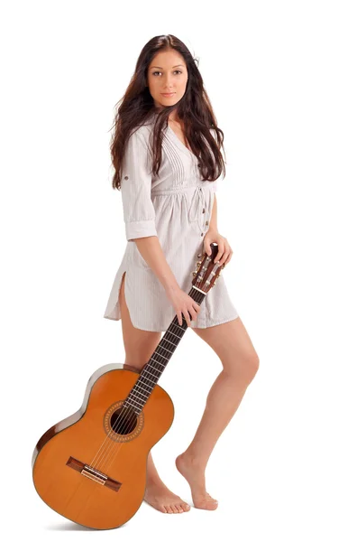 Gyönyörű fiatal barna hölgy akusztikus gui fehér hálóing — Stock Fotó