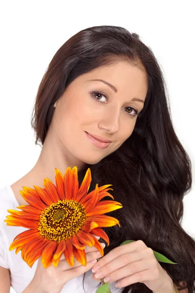 Mladá krásná dáma drží slunečnice poblíž tvář portrét — Stock fotografie