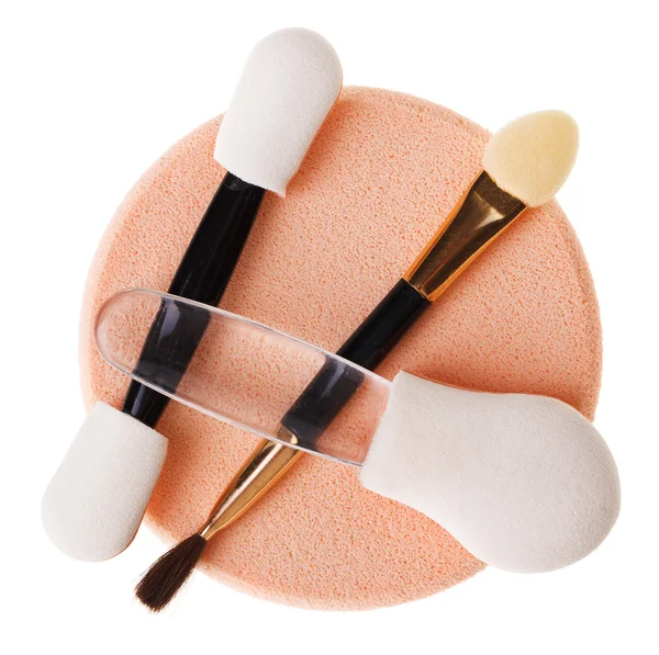 Sada různých make-up houbičky a štětec, izolované na bílém — Stock fotografie
