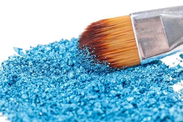 Cepillo de maquillaje con sombra de ojos aplastada azul, aislado en mac blanco — Foto de Stock
