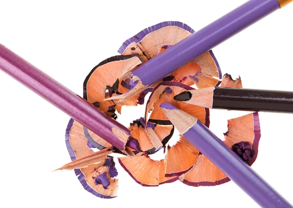 Trasiga ögonskugga pennor flisor (scobs), isolerad på vit m — Stockfoto