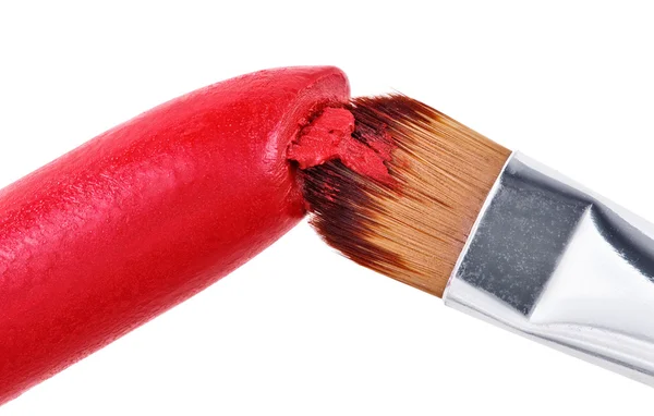 Pennello trucco spinto su rossetto rosso, isolato su bianco — Foto Stock