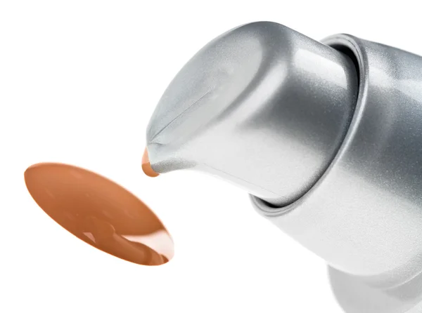 Crema beige (fondotinta) goccia di trucco fuoriuscita dalla bottiglia — Foto Stock