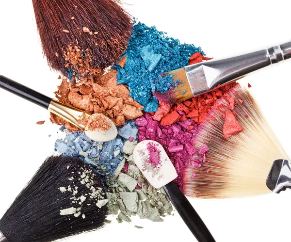 Composição com pincéis de maquiagem e sombra multicolorida quebrada — Fotografia de Stock