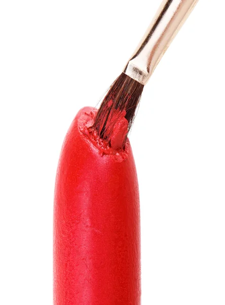 Beyaz izole kırmızı ruj makyaj fırçası itti — Stok fotoğraf