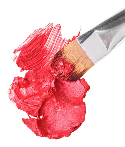 Красный штрих помады (образец) с кистью макияжа, изолированные на белом — стоковое фото