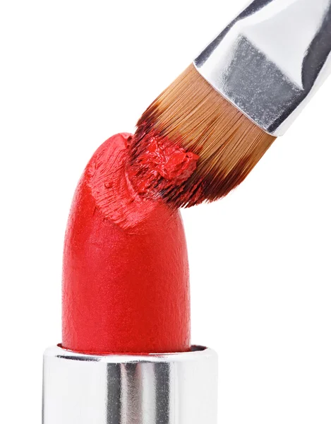 Makeup kartáč tlačil na červenou rtěnku, izolované na bílém — Stock fotografie
