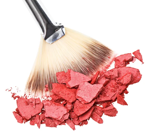 Pincel de maquiagem com sombra vermelha esmagada, isolado em macr branco — Fotografia de Stock