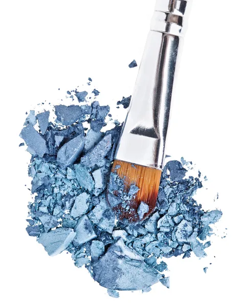 Cepillo de maquillaje con sombra de ojos aplastada azul gris, aislado en el blanco —  Fotos de Stock