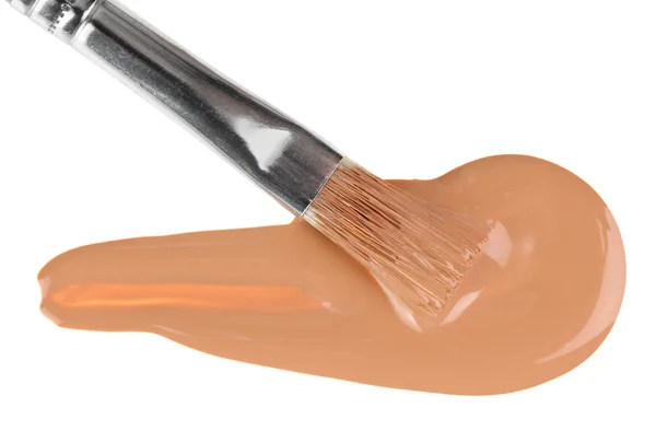 Pincelada de maquillaje de base líquida beige con cepillo, aislada en wh — Foto de Stock
